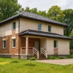 Проект дома «Н-151» из СИП-панелей, 151 м² — двухэтажный дом с бежевым фасадом, черной крышей и крыльцом | HotWell.KZ