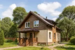 Проект дома «Н-179Б» из СИП-панелей, 179 м² — двухэтажный дом с бежевым фасадом, коричневой крышей и крытым крыльцом | HotWell.KZ