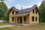 Дом «Н-185», 185 м², 1,5 этажа, в черновой отделке: коробка из СИП-панелей OSB-3, двускатная кровля из металлочерепицы, проёмы без окон и дверей, в проёмах видны сосновые балки перекрытия