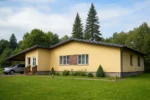 Проект дома «Н-189» из СИП-панелей, 189 м² — одноэтажный дом с жёлтым фасадом, коричневой крышей и крыльцом | HotWell.KZ
