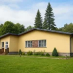 Проект дома «Н-189» из СИП-панелей, 189 м² — одноэтажный дом с жёлтым фасадом, коричневой крышей и крыльцом | HotWell.KZ