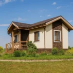 Проект дома «Н-41» из СИП-панелей, 41 м² — одноэтажный дом с бежевым фасадом, коричневой крышей и крыльцом | HotWell.KZ