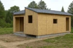Дом «Н-60», в черновой отделке: коробка из СИП-панелей OSB-3, кровля из металлочерепицы, проёмы без окон и дверей