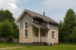 Проект дома «Н-71» из СИП-панелей, 71 м² — двухэтажный дом с серым фасадом, коричневой крышей и крыльцом | HotWell.KZ