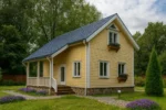 Проект дома «Н-84В» из СИП-панелей, 84 м² — двухэтажный дом с жёлтым фасадом, синей крышей и террасой | HotWell.KZ