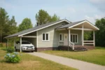 Проект дома «Н-93» из СИП-панелей, 93 м² — одноэтажный дом с серым фасадом, черной крышей и крытой террасой | HotWell.KZ