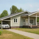Проект дома «Н-93» из СИП-панелей, 93 м² — одноэтажный дом с серым фасадом, черной крышей и крытой террасой | HotWell.KZ