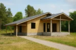 Дом «Н-93», 93 м², 1 этаж, в черновой отделке: коробка из СИП-панелей OSB-3, двускатная кровля из металлочерепицы, проёмы без окон и дверей