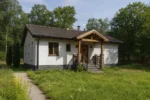 Проект дома «О-100» из СИП-панелей, 100 м² — одноэтажный дом с белым фасадом, коричневой крышей и крытым крыльцом | HotWell.KZ