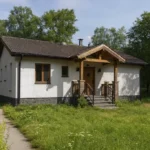 Проект дома «О-100» из СИП-панелей, 100 м² — одноэтажный дом с белым фасадом, коричневой крышей и крытым крыльцом | HotWell.KZ