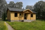 Дом «О-100», 100 м², 1 этаж, в черновой отделке: коробка из СИП-панелей OSB-3, двускатная кровля из металлочерепицы, проёмы без окон и дверей