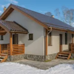 Проект дома «О-103» из СИП-панелей, 103 м² — одноэтажный дом с серым фасадом, коричневой крышей и крытым крыльцом | HotWell.KZ