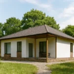 Проект дома «О-110» из СИП-панелей, 110 м² — одноэтажный дом с белым фасадом, коричневой крышей и крытой террасой | HotWell.KZ