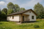 Проект дома «О-118» из СИП-панелей, 118 м² — одноэтажный дом с белым фасадом, серой крышей и крытым крыльцом | HotWell.KZ