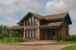 Проект дома «О-154» из СИП-панелей, 154 м² — двухэтажный дом с кирпичным фасадом, коричневой крышей и террасой | HotWell.KZ