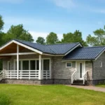 Проект дома «О-156» из СИП-панелей, 156 м² — одноэтажный дом с серым фасадом, синей крышей и крытой террасой | HotWell.KZ