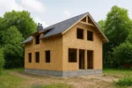 Дом «О-163», 163 м², 1.5 этажа, в черновой отделке: коробка из СИП-панелей OSB-3, двускатная кровля из металлочерепицы, проёмы без окон и дверей, в проёмах видны сосновые балки перекрытия