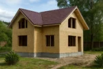 Дом «О-168», 168 м², 1.5 этажа, в черновой отделке: коробка из СИП-панелей OSB-3, двускатная кровля из металлочерепицы, проёмы без окон и дверей, в проёмах видны сосновые балки перекрытия