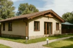 Проект дома «О-91» из СИП-панелей, 91 м² — одноэтажный дом с бежевым фасадом, коричневой крышей и террасой | HotWell.KZ