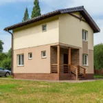 Проект дома «П-105» из СИП-панелей, 105 м² — двухэтажный дом с бежевым фасадом, коричневой крышей и крытым крыльцом | HotWell.KZ