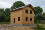 Дом «П-107Г», 107 м², 1.5 этажа, в черновой отделке: коробка из СИП-панелей OSB-3, двускатная кровля из металлочерепицы, проёмы без окон и дверей, в проёмах видны сосновые балки перекрытия