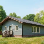 Проект дома «П-108» из СИП-панелей, 108 м² — одноэтажный дом с серым фасадом, черной крышей и крыльцом | HotWell.KZ