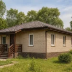 Проект дома «П-112Г» из СИП-панелей, 112 м² — одноэтажный дом с бежевым фасадом, коричневой крышей и крыльцом | HotWell.KZ