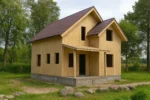 Дом «П-113», 110 м², 1.5 этажа, в черновой отделке: коробка из СИП-панелей OSB-3, двускатная кровля из металлочерепицы, проёмы без окон и дверей, в проёмах видны сосновые балки перекрытия