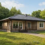 Проект дома «П-161» из СИП-панелей, 161 м² — одноэтажный дом с бежевым фасадом, серой крышей и террасой | HotWell.KZ