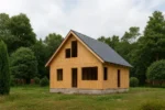 Дом «П-162Б», 162 м², 1.5 этажа, в черновой отделке: коробка из СИП-панелей OSB-3, двускатная кровля из металлочерепицы, проёмы без окон и дверей, в проёмах видны сосновые балки перекрытия
