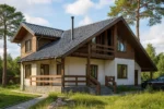 Проект дома «П-171» из СИП-панелей, 171 м² — двухэтажный дом с белым фасадом, серой крышей и балконом | HotWell.KZ