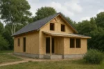 Дом «П-173», 173 м², 1.5 этажа, в черновой отделке: коробка из СИП-панелей OSB-3, двускатная кровля из металлочерепицы, проёмы без окон и дверей, в проёмах видны сосновые балки перекрытия