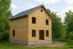 Дом «П-182», 182 м², 2 этажа, в черновой отделке: коробка из СИП-панелей OSB-3, двускатная кровля из металлочерепицы, проёмы без окон и дверей, в проёмах видны сосновые балки перекрытия