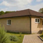 Проект дома «П-196» из СИП-панелей, 196 м² — одноэтажный дом с бежевым фасадом и коричневой крышей | HotWell.KZ