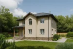 Проект дома «П-236» из СИП-панелей, 236 м² — двухэтажный дом с бежевым фасадом, серой крышей и крытой террасой | HotWell.KZ