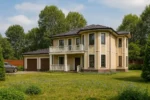 Проект дома «П-265» из СИП-панелей, 265 м² — двухэтажный дом с бежевым фасадом, коричневой крышей и балконом | HotWell.KZ