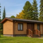 Проект дома «П-30» из СИП-панелей, 30 м² — одноэтажный дом с деревянным фасадом, темной крышей и крыльцом | HotWell.KZ