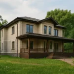 Проект дома «П-368» из СИП-панелей, 368 м² — двухэтажный дом с бежевым фасадом, темной крышей и крытой террасой | HotWell.KZ