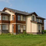 Проект дома «П-434» из СИП-панелей, 434 м² — двухэтажный дом с бежевым фасадом, коричневыми вставками и серой крышей | HotWell.KZ