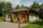 Проект дома «П-72» из СИП-панелей, 72 м² — одноэтажный дом с бежевым фасадом, серой крышей и крытым крыльцом | HotWell.KZ