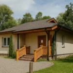 Проект дома «П-72» из СИП-панелей, 72 м² — одноэтажный дом с бежевым фасадом, серой крышей и крытым крыльцом | HotWell.KZ