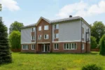 Проект дома «П-778» из СИП-панелей, 778 м² — двухэтажный дом с серым сайдингом, коричневым кирпичом и двускатной крышей | HotWell.KZ