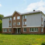 Проект дома «П-778» из СИП-панелей, 778 м² — двухэтажный дом с серым сайдингом, коричневым кирпичом и двускатной крышей | HotWell.KZ