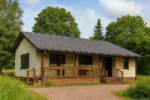 Проект дома «П-94» из СИП-панелей, 94 м² — одноэтажный дом с бежевым фасадом, серой крышей и террасой | HotWell.KZ