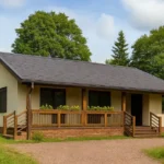 Проект дома «П-94» из СИП-панелей, 94 м² — одноэтажный дом с бежевым фасадом, серой крышей и террасой | HotWell.KZ
