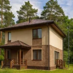 Проект дома «Р-113» из СИП-панелей, 113 м² — двухэтажный дом с бежевым фасадом, коричневой крышей и крыльцом | HotWell.KZ