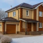 Проект дома «Р-160» из СИП-панелей, 160 м² — двухэтажный дом с бежевым фасадом, коричневой крышей и гаражом | HotWell.KZ