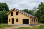 Дом «Р-170», 170 м², 1.5 этажа, в черновой отделке: коробка из СИП-панелей OSB-3, двускатная кровля из металлочерепицы, проёмы без окон и дверей, в проёмах видны сосновые балки перекрытия