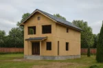 Дом «Р-206», 206 м², 2 этажа, в черновой отделке: коробка из СИП-панелей OSB-3, двускатная кровля из металлочерепицы, проёмы без окон и дверей, в проёмах видны сосновые балки перекрытия