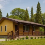 Проект дома «Р-54» из СИП-панелей, 54 м² — одноэтажный дом с жёлтым фасадом, коричневой крышей и террасой | HotWell.KZ